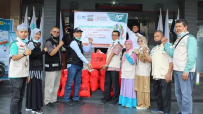 25 Paket Sembako Disalurkan Untuk Kaum Dhuafa Bukittinggi