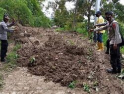 Satu Unit Excavator Bersihkan Jalan Tertimbun Longsoran di Nagari Limau Gadang