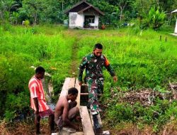 Satgas TMMD Laksnakan Perbaikan Jembatan di Rumah Warga