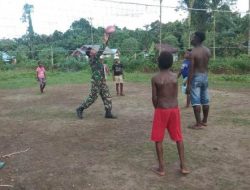 Merekam Kedekatan TNI Dengan Warga Kampung Dorba