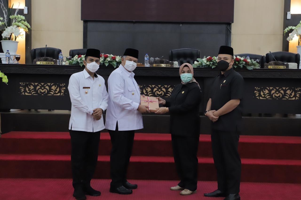 Wako Solok di ruang sidang DPRD Kota Solok