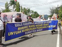 Puluhan Aliansi Pedagang Gelar Aksi Tolak Nagari Mart di Depan Kantor Gubernur