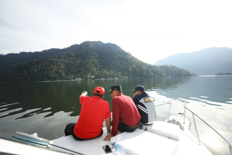 Bupati Agam Andri Warman saat meninjau kondisi Danau Maninjau menggunakan speed boat pada Minggu 13 Juni 2021 kemarin. Foto : Istimewa