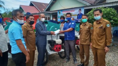 HM Nurnas Kembali Salurkan Bantuan 40 Unit Alat Perontok Padi Kepada Kelompok Tani