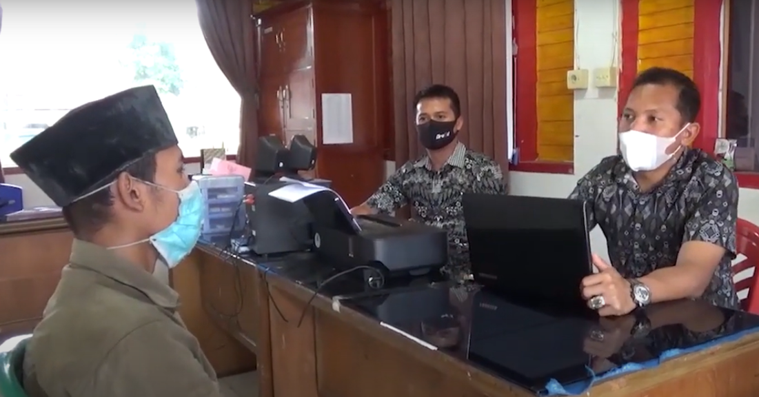 Tersangka AL saat diperiksa oleh petugas kepolisian Polres Solok Selatan. Foto : Istimewa
