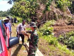 Babinsa Beri Contoh Protkes ke Warga Kampung Dorba