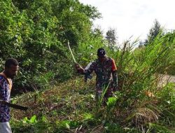 Babinsa Pantai Timur Contohkan Disiplin Protkes