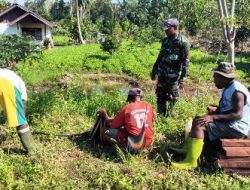 Warga Laksanakan Kerja Bhakti di Halaman Kampung Dorba