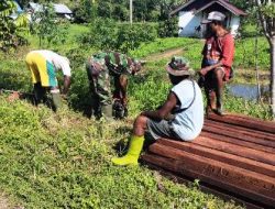 Warga dan Satgas TMMD Tampak Serasi Saat Melaksanakan Pembangunan
