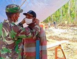 Warga dan Satgas TMMD Terapkan Protokol Kesehatan Saat Bekerja