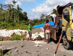 Satgas TMMD dan Warga Turunkan Material Bangunan