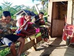 Makan Pagi Bersama Tambah Stamina Satgas TMMD dan Warga