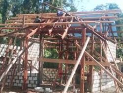 Warga Kampung Dorba Pasang Gelagar Atap Rumah Pastori