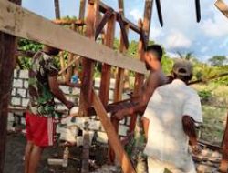 Satgas TMMD dan Warga Pasang Kusen Rumah Pastori
