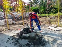 Antusias dan Semangat Warga Aduk Semen dan Pasir
