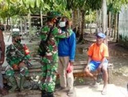 Babinsa Pantai Timur Bagi Masker Gratis saat Pelaksanaan TMMD