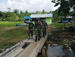 Lewati Jembatan Kayu, Dandim 1712/Sarmi Kunjungi Posko TMMD