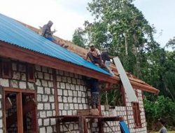 Pembangunan Gereja TMMD Pada Tahap Pemasangan Seng