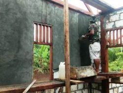 Semangat Trengginas Warga Pasang Kusen Pintu Rumah Pastori TMMD