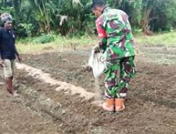 TMMD: Babinsa Pantai Timur Beri Teladan