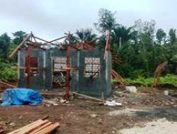 Plester Dinding dan Pasang Gelagar Atap Balai Kampung TMMD