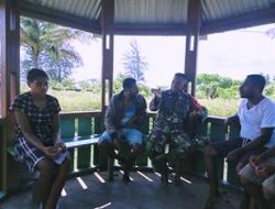 Satgas TMMD dan Warga Kompak Turunkan Bahan Bangunan