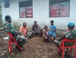 Disela Pekerjaan, Satgas TMMD Kodim 1712/Sarmi Berkomunikasi dengan Warga