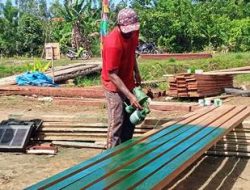 Pengecatan Kayu untuk Korden Balai Kampung TMMD
