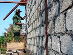 Di Lokasi Balai Kampung TMMD, Dilakukan Pengukuran Sebelum Pemlesteran