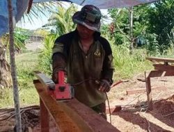Penyekapan Kayu untuk Bangunan Balai Kampung TMMD