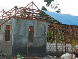 Pemasangan Atap Seng Balai Kampung TMMD Kodim 1712/Sarmi