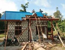 Satgas TMMD dan Warga Lanjutkan Pengerjaan Rumah Pastori