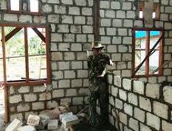 Anggota Satgas TMMD Tunjukkan Keahliannya dalam Bertukang