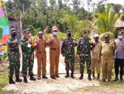 Satgas dan Warga Saling Ulurkan Tangan Demi Kesuksesan TMMD