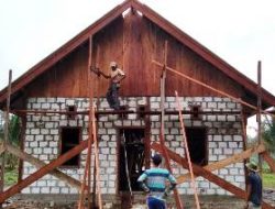 Ketangkasan dan Keterampilan Warga Kampung Dorba Gunakan Alat Tukang