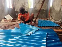 Potong Seng untuk Atap Balai Kampung TMMD Kodim 1712/Sarmi