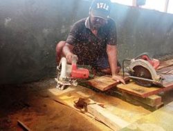 Satgas TMMD dan Warga Lakukan Pemotongan Papan Sopi-sopi dan Papan Lesplang