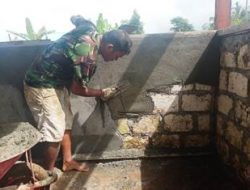 Ketangkasan Satgas TMMD dan Warga Plester Dinding Balai Kampung