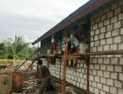 Warga Kampung Dorba Perlihatkan Skill Bertukang di Lokasi TMMD