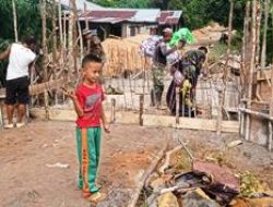 Tidak Hanya Orang Tua Anak-Anakpun Antusias Membantu Dengan Adanya TMMD Ke-111 Kodim 1202/Singkawang
