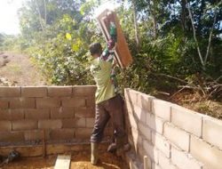 Anggota satgas TMMD Lanjutkan pemasangan papan cor cetakan tiang pagar gereja