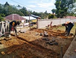 Anggota satgas TMMD membuat pondasi teras gereja bersama