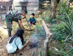 Keakraban Anggota Satgas TMMD ke-111 Kodim 1202/Singkawang Dengan Anak-Anak Dilokasi