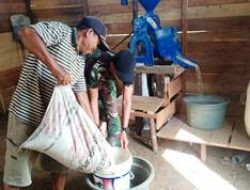 Anggota Satgas TMMD Ke-111 Kodim 1202/Singkawang Bantu Warga Giling Padi