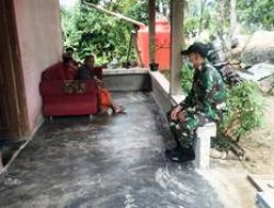 Satgas TMMD Ke 111 Kodim 1202/Skw Komsos Dengan Kakek Sarif Bersama Cucunya
