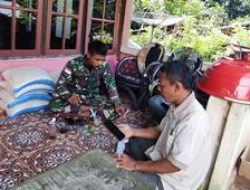 Komsos di Sela-Sela Istirahat, Anggota Satgas TMMD dan Pak Kadus Sentangau Jaya di Lokasi Sasaran Fisik