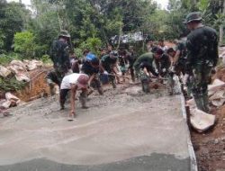 Kekompakan Tim Satgas TMMD dan Warga Melakukan Pengecoran Jalan