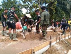 Kekompakan Anggota Satgas TMMD ke 111 Kodim 1202/Singkawang Saat Mengaduk Semen dengan cara manual
