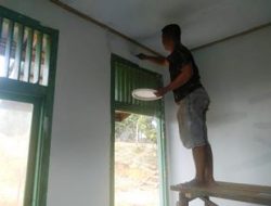 Kodim 1202/Skw Semangat Bekerja Mendempul Dinding Pustu