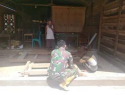 Anggota Satgas TMMD Bantu Warga Memasang Rangka Pintu dan Jendela